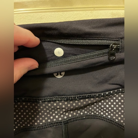 Lululemon special edition speed tight reflective‎ ravish reptile sz 6 - Picture 9 of 9